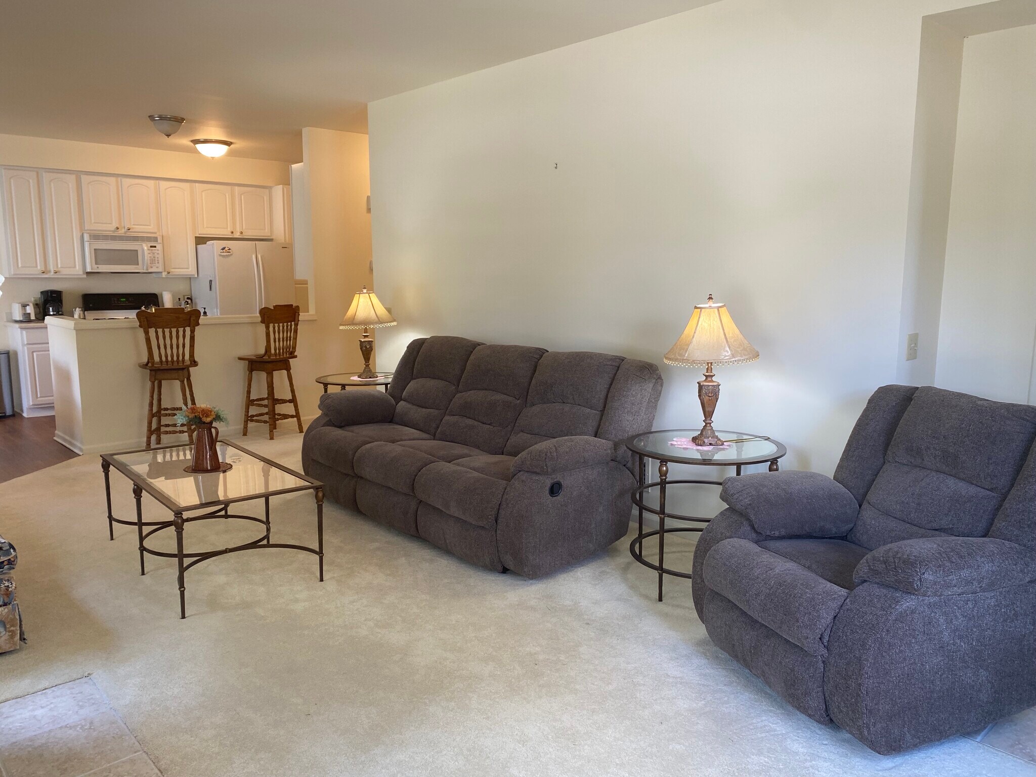 Open concept living area - 1075 Alameda Blvd