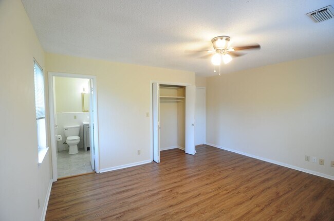 Building Photo - Upper Floor Condo, Great Area