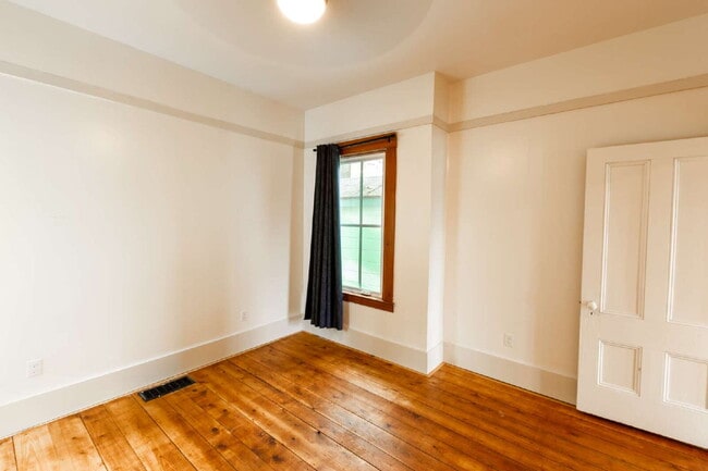 Building Photo - Walk to Downtown Norway from This Bright, Beautifully Renovated First-Floor Apartment
