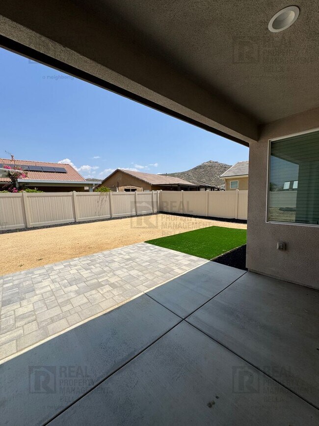 Building Photo - Single-Story Comfort & Style in Prime Heme...