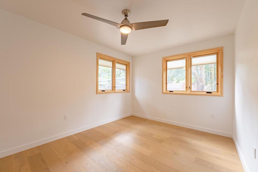 Building Photo - 1601 Cloverleaf Dr