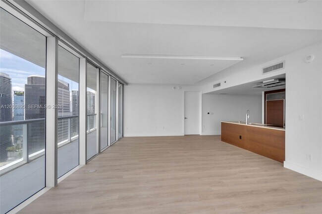 Building Photo - 495 Brickell Ave