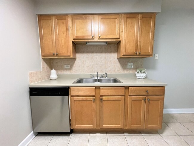 Building Photo - 8816 Briar Ct
