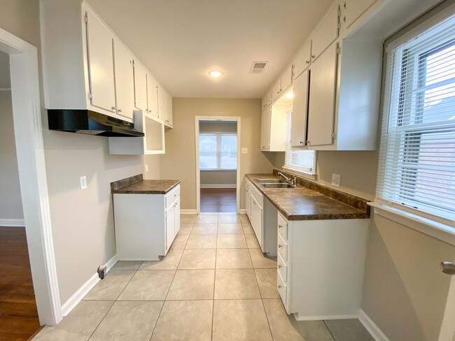 Building Photo - 3 bed 2 bath home recently renovated in Be...