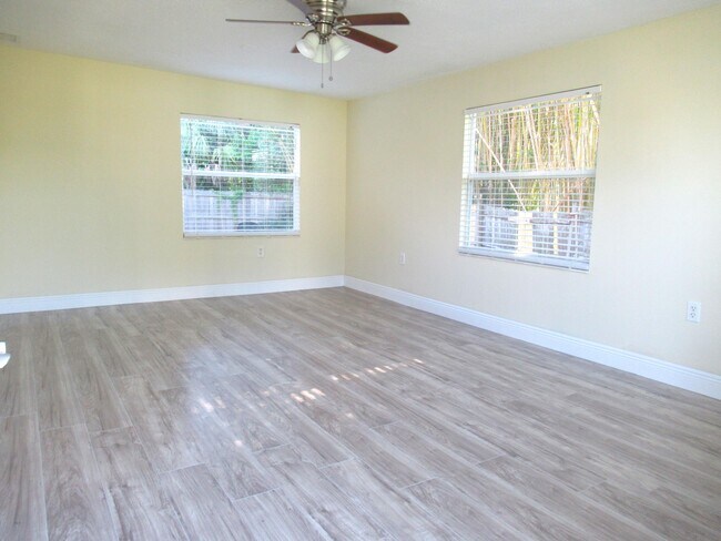 Building Photo - 5310 Palm Dr