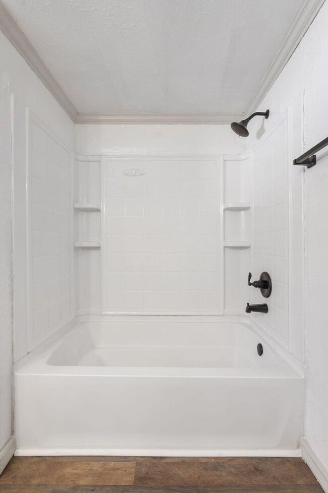 Building Photo - REMODELED 3 Bed | 1 bath | FENCED IN YARD ...