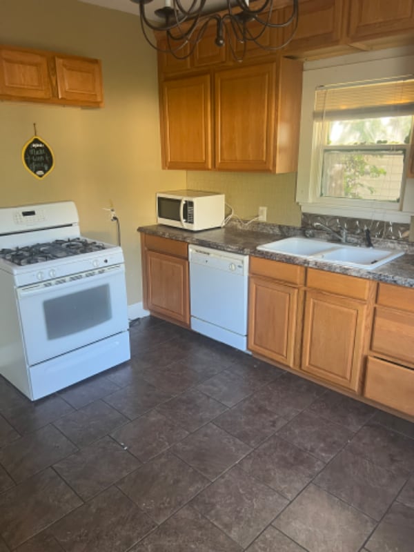 Building Photo - 2026 W 6th Ave