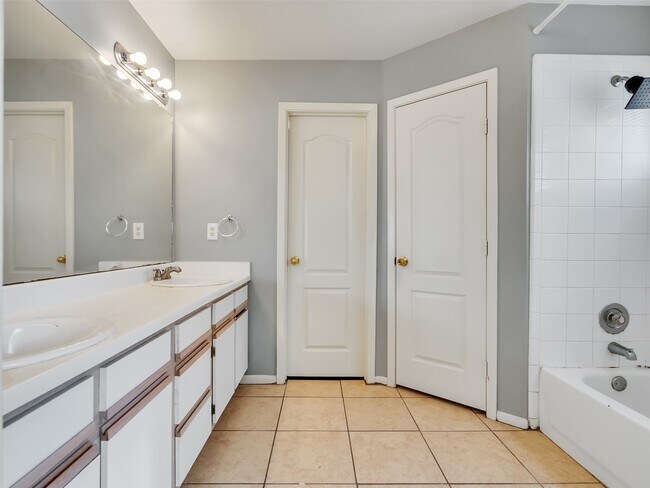Building Photo - 11703 Emerald Hill Dr