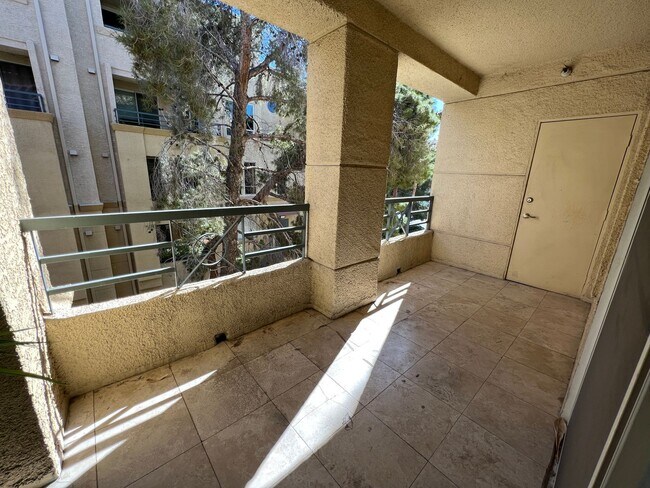 Building Photo - 210 E Flamingo Rd