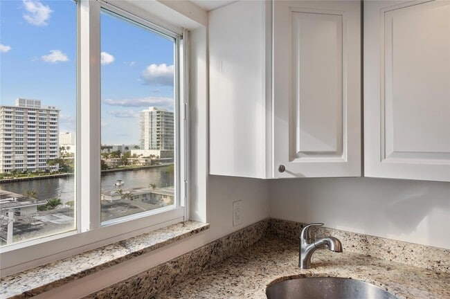Building Photo - 720 Bayshore Dr