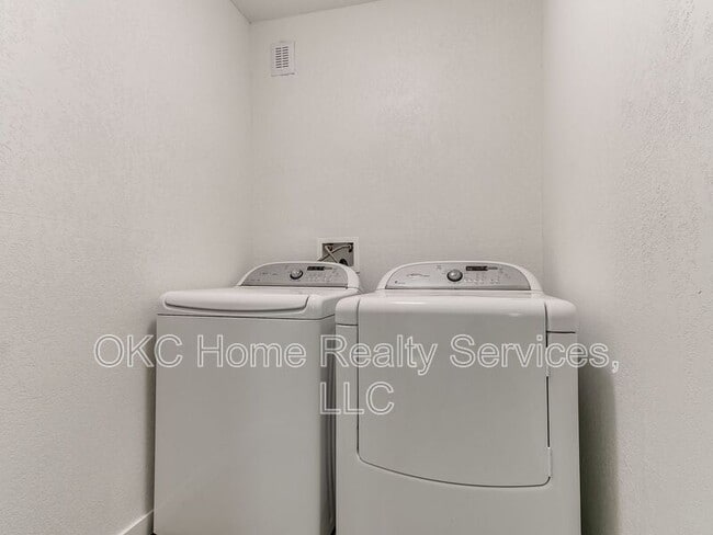 Building Photo - 1812 W Noble Ave