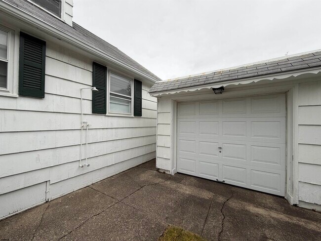 Building Photo - 33 N Gladstone Ave