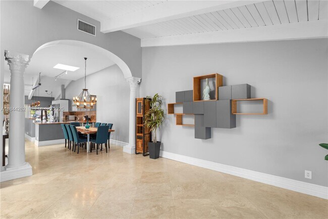 Building Photo - 2665 Parkview Dr S