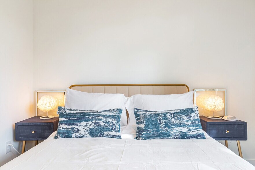 Building Photo - 9413 Roosevelt Way NE