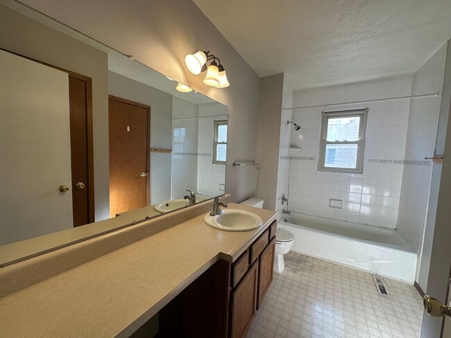 Building Photo - Incredibly Updated Large 4 Bedroom House!