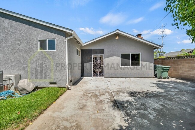 Building Photo - Charming 3-Bed Ranch Home with room for 4t...