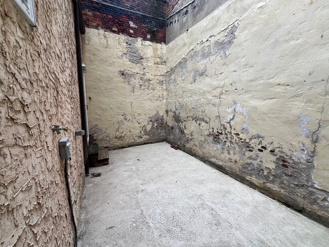 Building Photo - Bright Old City Loft