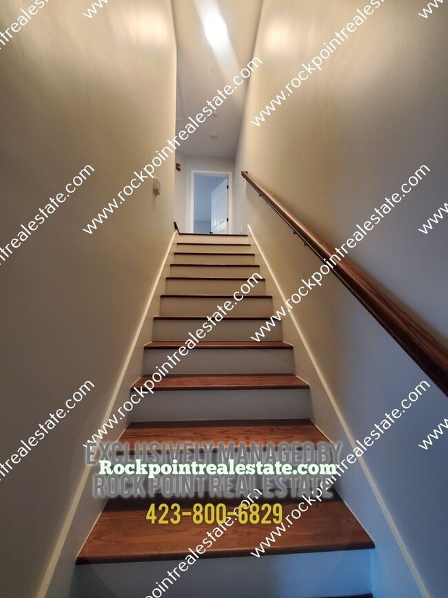 Building Photo - 3 Bedroom 2 Bath Townhouse