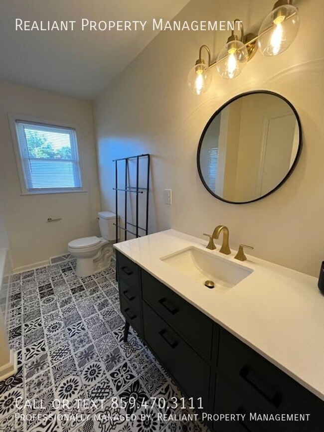 Building Photo - 501 Hickory Hill Dr