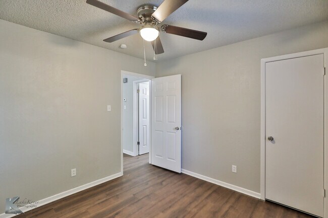 Building Photo - 4350 Bluebonnet Ct