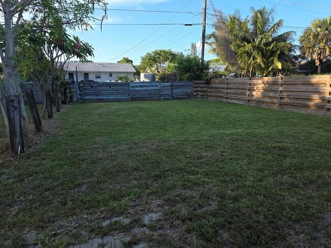 Building Photo - 231 Hibiscus St