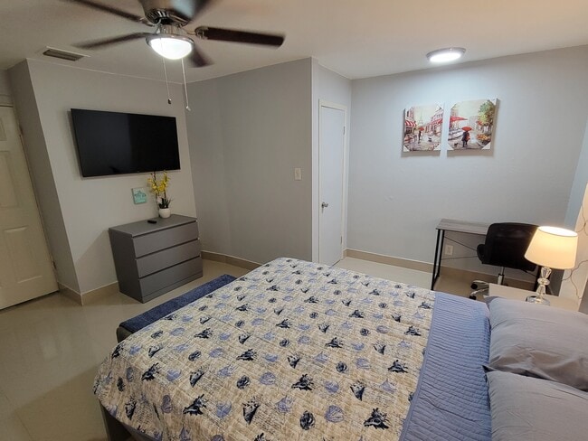 Building Photo - 1520 NE 33rd St