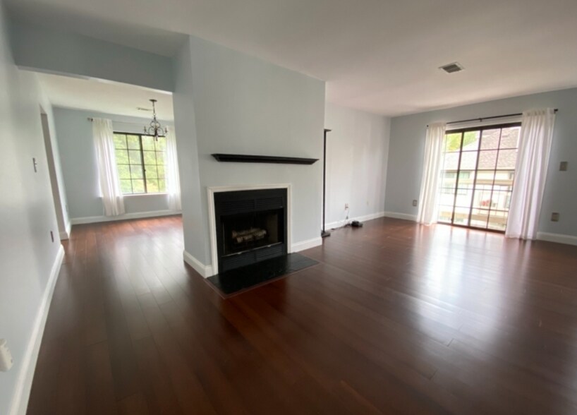 Building Photo - 2605 Hemlock Pl