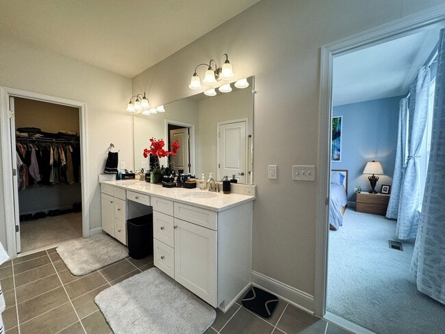 Building Photo - ***Coming Soon*** Fantastic 4 Bed 3.5 Bath End Unit Townhome In Potomac Shores Town Center