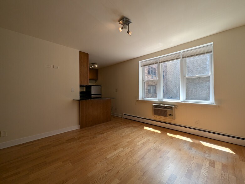 Building Photo - 630 W Wrightwood Ave