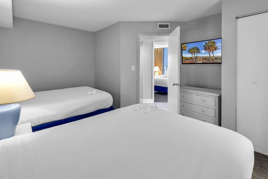 Building Photo - 647 N Creekside Dr