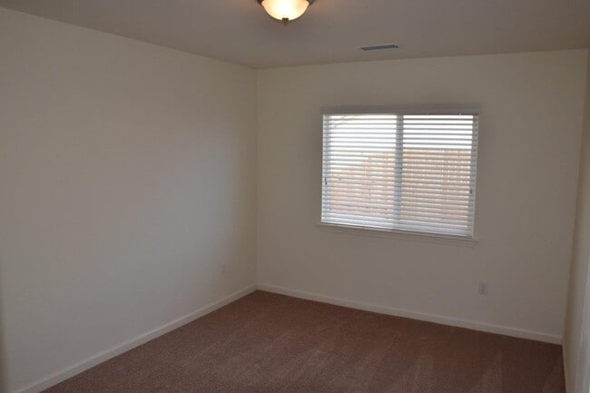 Building Photo - Beautiful Riverpark Home With All Applianc...