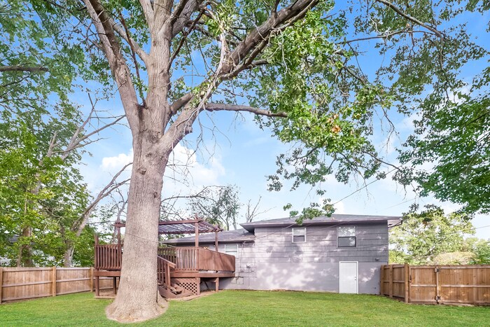 Building Photo - 13624 Spring St