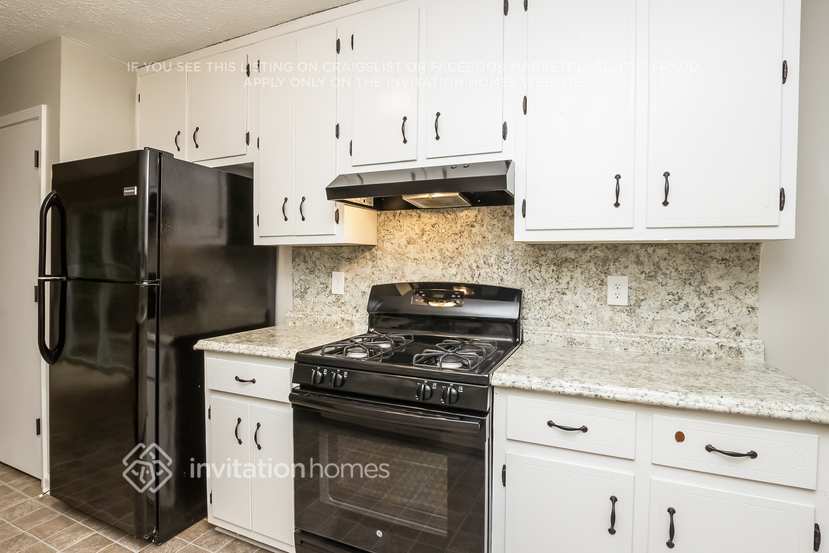Building Photo - 2460 Deerfield Dr