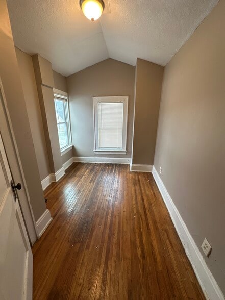 Building Photo - 17 N Roys Ave