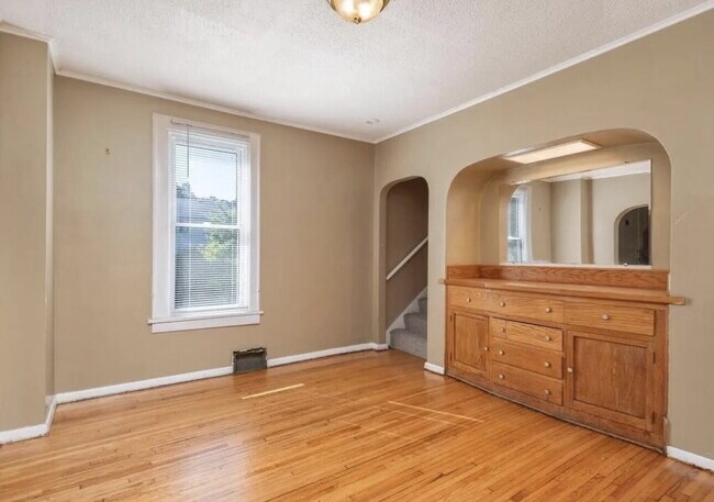Building Photo - Charming 4-Bed Home with Gleaming Hardwood Floors & 2 Full Baths in Minneapolis!