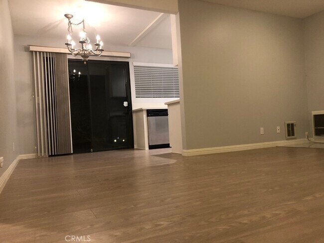 Building Photo - 21 Streamwood-