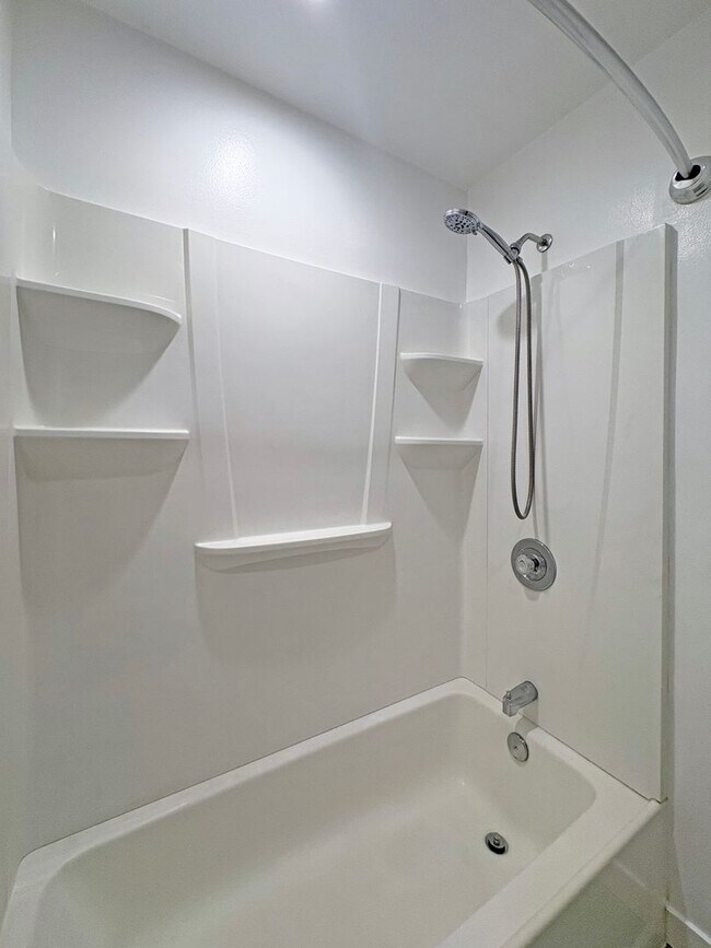 Building Photo - Beautifully Maintained 2B/2BA in Central E...