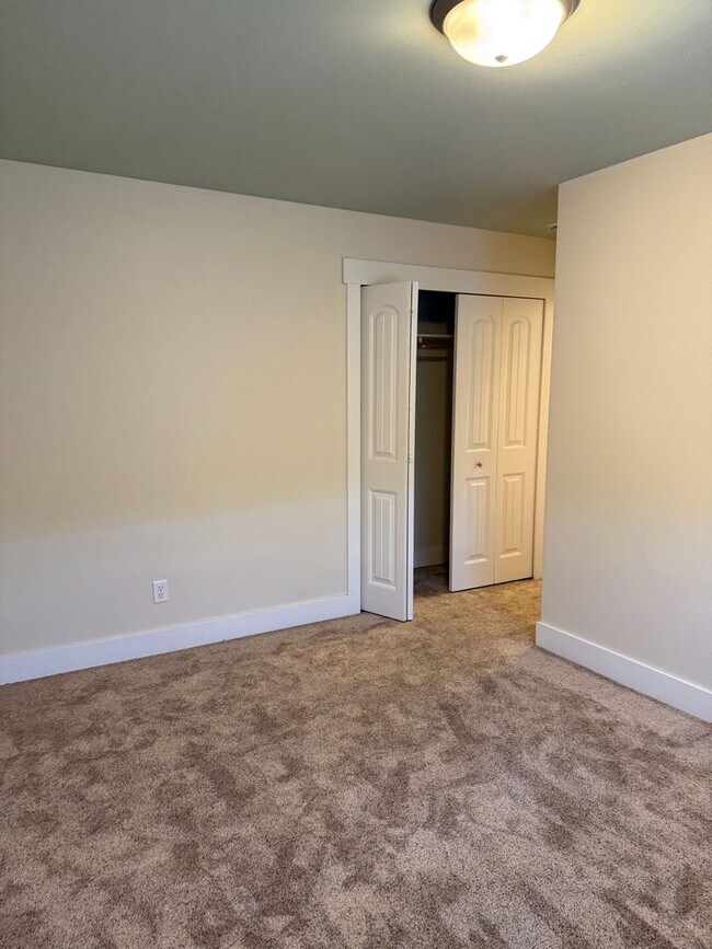 Building Photo - 3 Bedroom 2 Bathroom South of Bozeman!