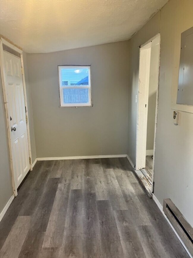 Building Photo - Large south side single Family Home Central Heat/Coolings, Hardwood