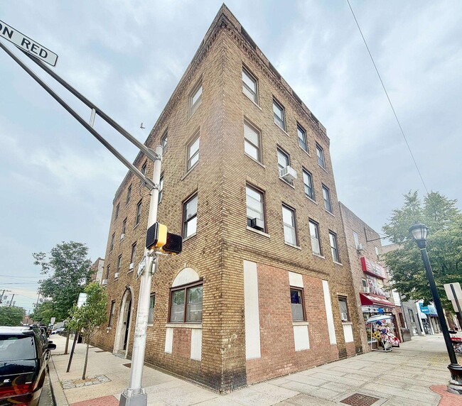 Building Photo - 327 8th St