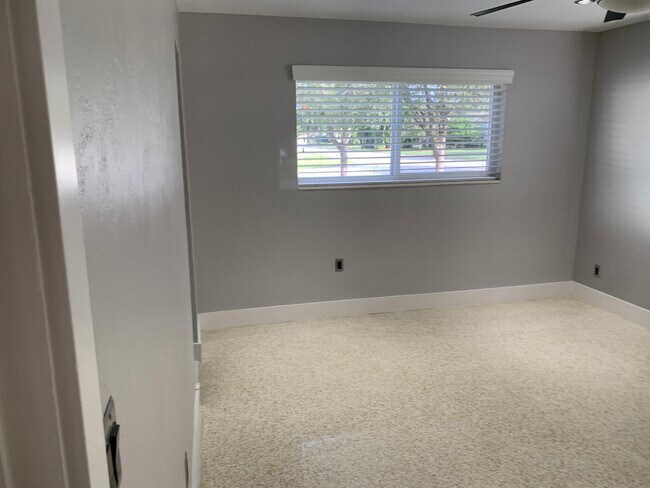 Building Photo - 10790 SW 88th Ave