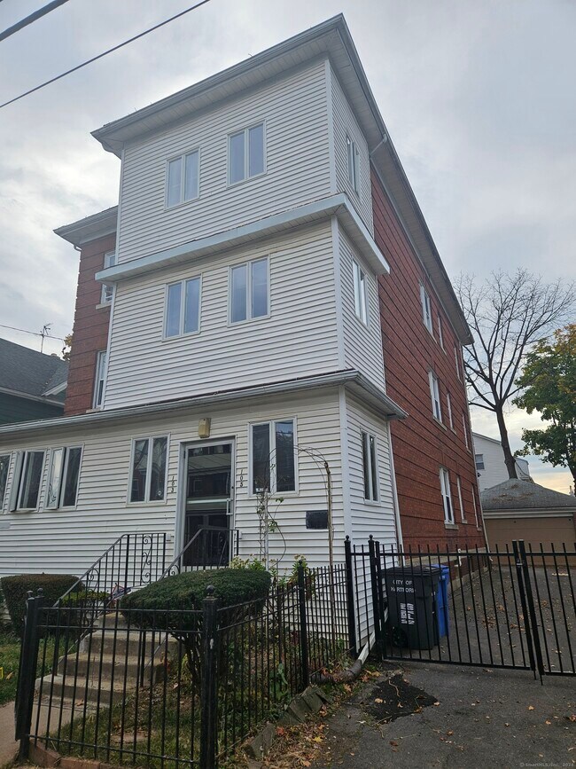 Primary Photo - 103 Kent St