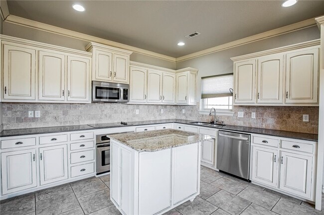 Building Photo - 2715 Vanike Dr