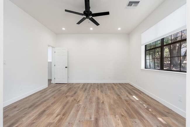 Building Photo - 908 S Manzanita Dr