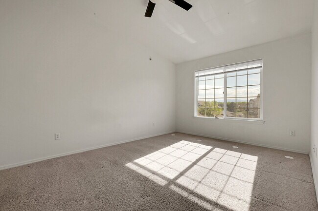 Building Photo - $2,100.00, 2 bed, 2 bath Condo with detach...