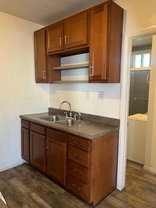 Building Photo - E1077F