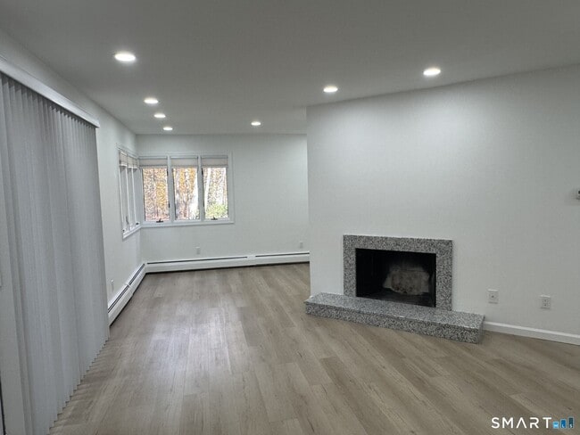 Building Photo - 4 Earls Ct