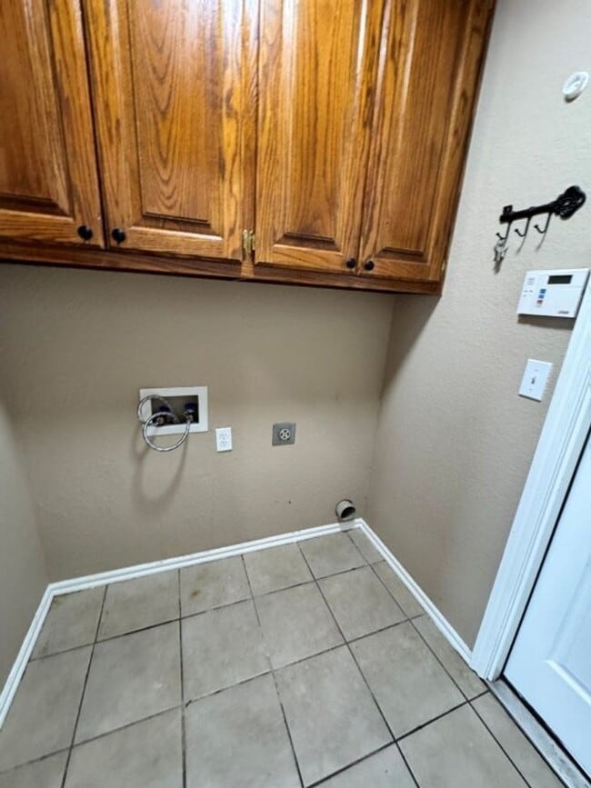 Building Photo - Brand new updates , spacious and a true 4 bedroom home in a gated community in Newcastle! Call us...