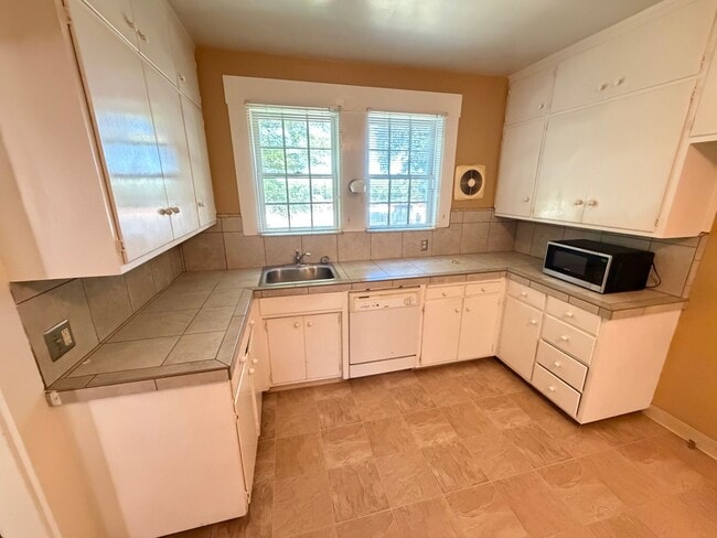 Building Photo - Large 5-6 Bedroom 2 Bath country home