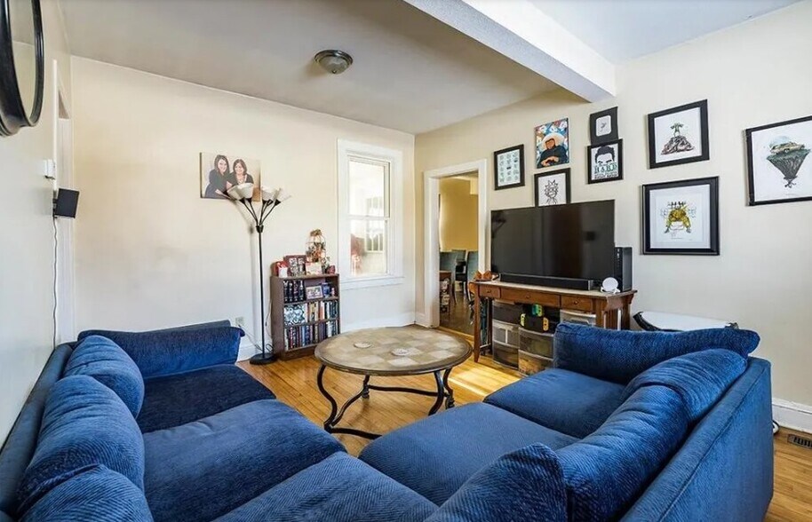 Living Room - 521 Bay St